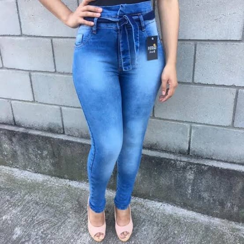 calça jeans com laço na cintura